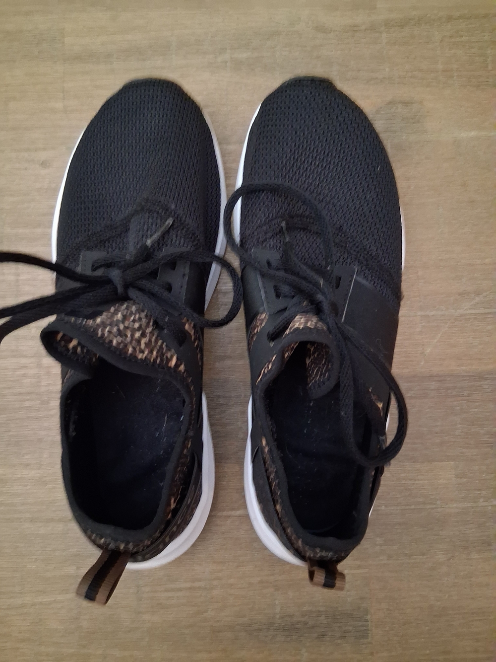 New Balance Women’s Black Knit Sneakers with Leopard Trim 7.5 - Picture 3 of 7